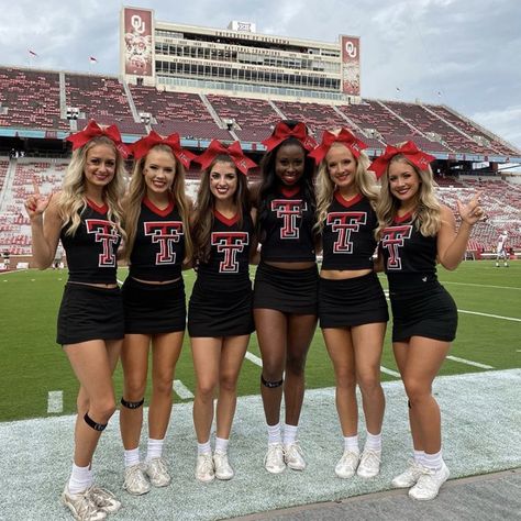 𝐩𝐢𝐧𝐭𝐞𝐫𝐞𝐬𝐭: 𝐝𝐢𝐨𝐫𝐛𝐚𝐫𝐛𝐳 🦋(picture is not mine) Texas Tech Cheerleaders, Texas Tech Cheer, Tcu Cheerleaders, Cheer Black, College Cheerleader, Cheer Moves, Male Cheerleaders, Cheerleading Bags, Ballet Outfits