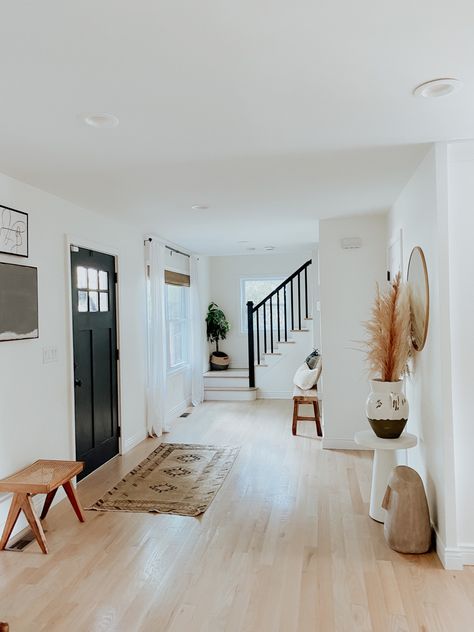 Bright Entryway, Light Flooring Living Room, Light Wood Flooring, Staircase Wood, Modern Wood Floors, Black Staircase, Light Oak Floors, Wood Floor Design, Hardwood Floor Colors