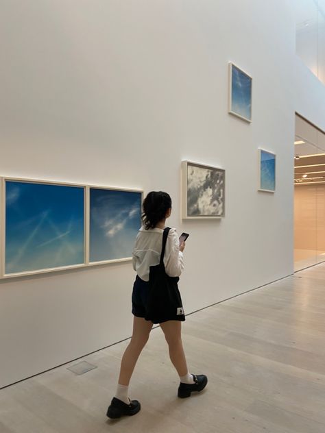 Art Exhibition Photo Ideas, Exhibition Pose Ideas, Art Gallery Pose Ideas, Art Museum Poses, Art Gallery Photoshoot Ideas, Art Gallery Poses, Exhibition Outfit Ideas, Museum Pose Ideas, Art Exhibition Outfit Ideas