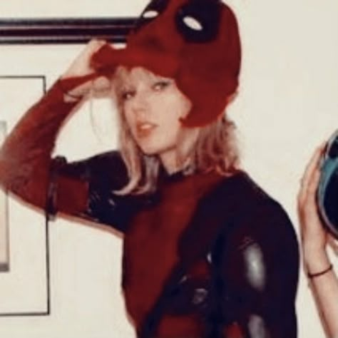 Taylor Swift Deadpool, Definition Of Beautiful, Deadpool Costume, Estilo Taylor Swift, Costume For Halloween, Taylor Swift Funny, Taylor Swift Red, Be Okay, Swift 3