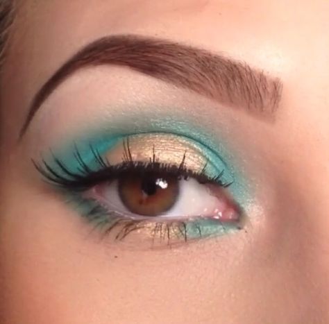 Princess Jazmin inspired makeup. Light blue and gold simple and easy beautiful eye makeup Princess Jazmin, Princess Jasmine Makeup, Jasmine Makeup, Makeup Ojos, Makeup Light, Princess Halloween Costume, Disney Makeup, Glitter Eye Makeup, Beautiful Eye Makeup