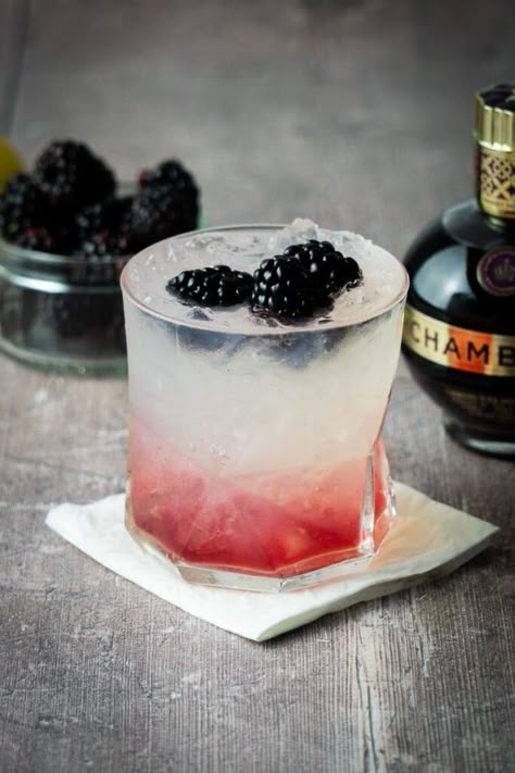 Gin Mix, Bramble Recipe, Chambord Recipes, Chambord Cocktails, Bramble Cocktail, Gin Lemon, Bourbon Cocktails, Mixed Drinks Recipes, Cocktail Drinks Recipes