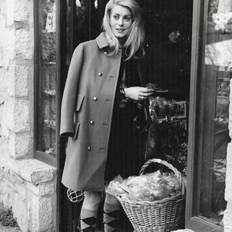 caraiva. (@caraiva) • Instagram photos and videos Catherine Deneuve Style, Fall Sunday, Beatnik Style, Sunday Market, Bardot Style, Dramatic Classic, 70s Inspired Fashion, Fashion 1960s, French Cinema