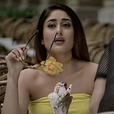 Kabhi Khushi Kabhie Gham, Kareena Kapoor Pics, Bollywood Makeup, Vintage Bollywood Aesthetic, 90s Bollywood, The Baddest, Regina George, Kareena Kapoor Khan, Vintage Bollywood