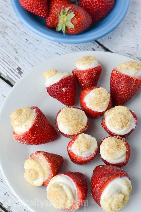 These no bake strawberry cheesecake bites are so simple, but so delicious and make a great finger food dessert for parties or when have the tastes for a sweet treat! No Bake Strawberry Cheesecake, Finger Food Desserts, Strawberry Cheesecake Bites, Dessert Party, Baked Strawberries, Easy Summer Desserts, Cheesecake Bites, Great Desserts, Party Desserts