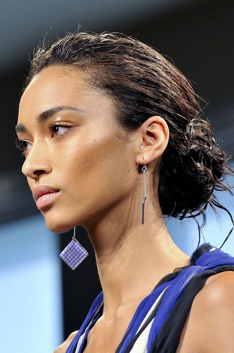 UNES — Anais Mali at Bottega Veneta SS12 Black And White Models, Neutral Lips, Bright Lips, Vs Models, Blowout Hair, French Models, Runway Pictures, Hairstyles For School, Online Fashion Stores