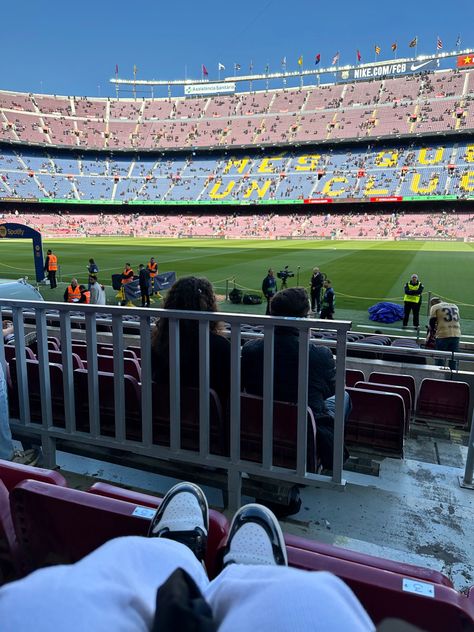 F1 Barcelona, Barcelona Game, Sports Journalism, Barcelona Aesthetic, Football Wife, Fcb Barcelona, Moving To Barcelona, Football Girlfriend, Spain Aesthetic