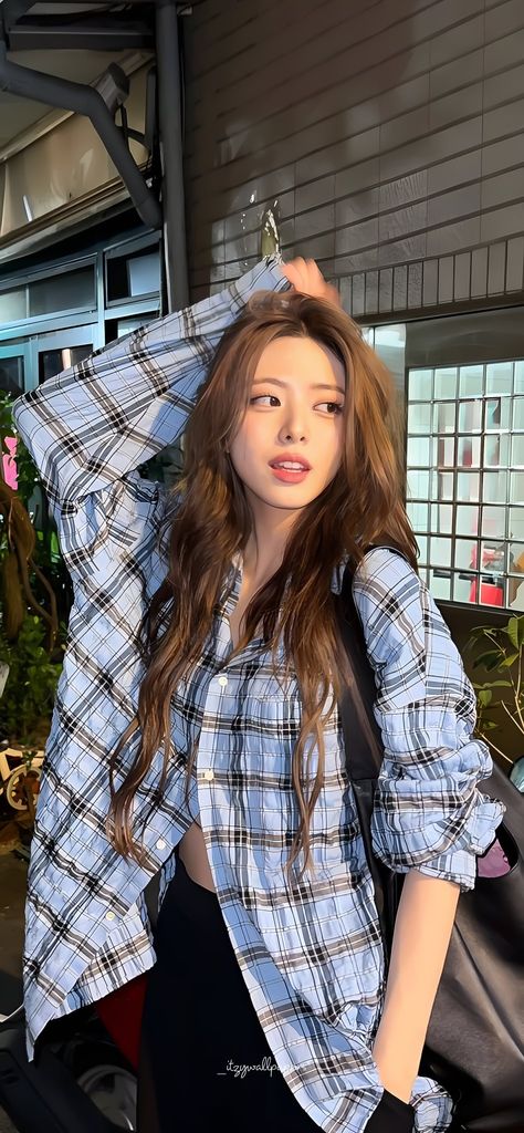 YUNA WALLPAPER Korean Picture, Yuna Itzy, Dancing Aesthetic, La Girl, Korean Celebrities, Golden Girls, Korean Actress, Pretty Woman, Pretty People