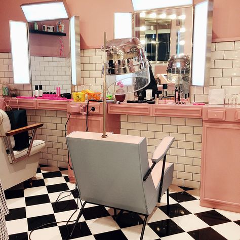 Retro Salon Ideas, 50s Salon Aesthetic, 50s Hair Salon, Retro Beauty Salon, Vintage Salon Decor, Vintage Beauty Salon, Vintage Hair Salons, Home Hair Salons, College Bedroom