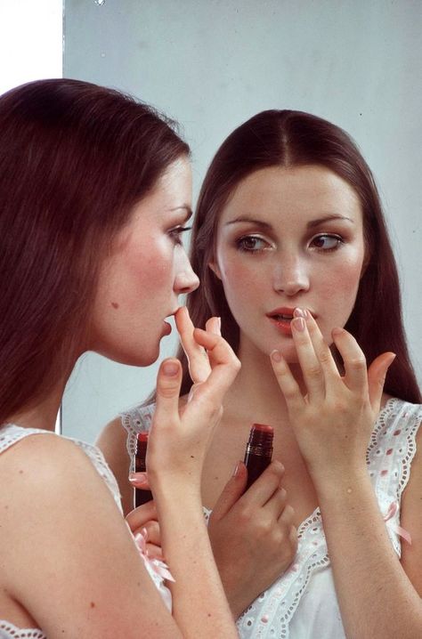 1970s Makeup Tutorial, Lady Jane Seymour, 1970s Makeup, Nick Drake, Old Film Stars, Besame Cosmetics, Female Inspiration, Jane Seymour, Beauty Goals