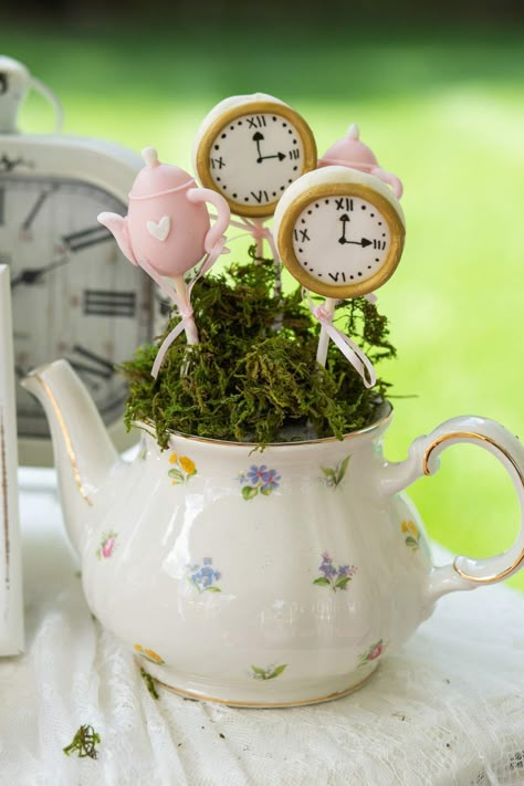 Tea Party Birthday Ideas, Tea Party Birthday Party, Alice In Onederland, Deco Disney, Alice In Wonderland Tea Party Birthday, Onederland Party, 1st Birthday Party For Girls, Onederland Birthday Party, Alice Tea Party