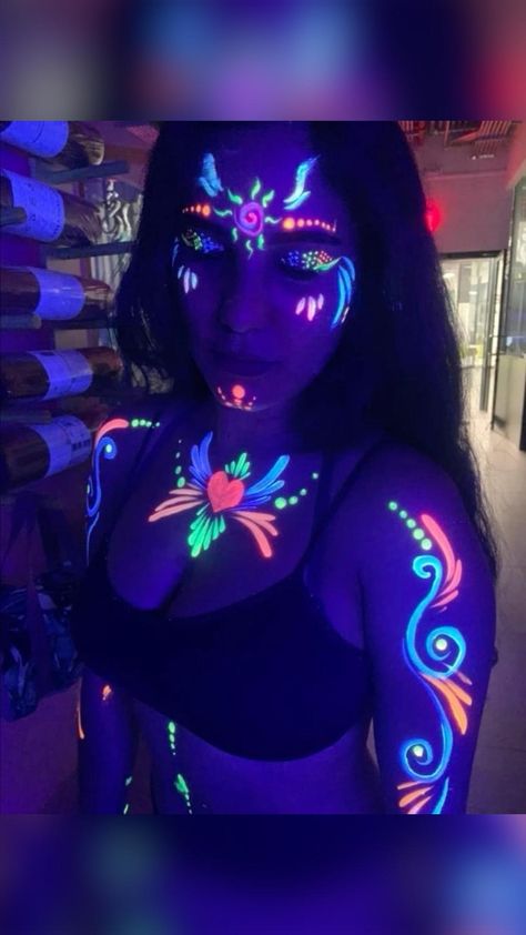 Blacklight Party Outfit, Glow Face Paint, Black Light Makeup, Party Tips And Tricks, Mode Origami, Neon Party Outfits, Neon Face Paint, Uv Party, Uv Makeup