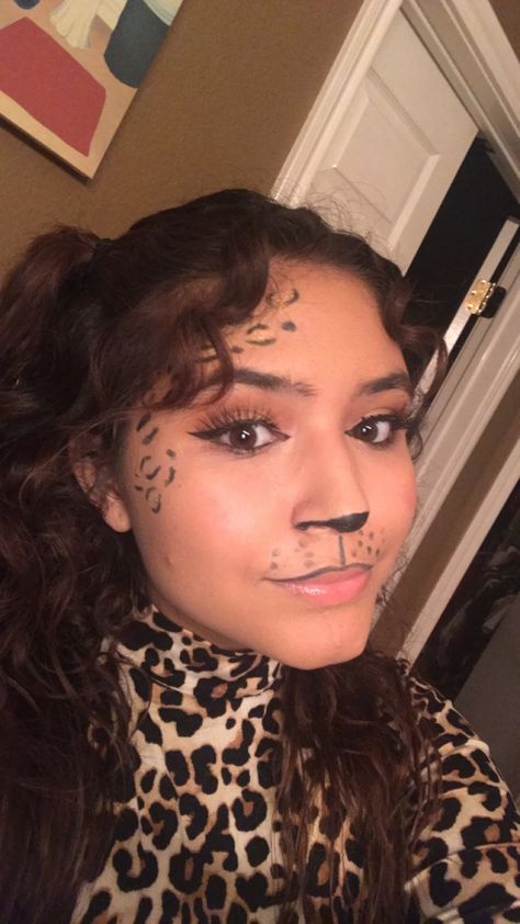 Last minute cheetah outfit Cheetah Makeup Halloween Costume, Leopard Costume Diy, Girl Duo Costumes, Leopard Catsuit, Cheetah Halloween Costume, Cheetah Outfit, Girly Costumes, Cheetah Makeup, Cheetah Costume