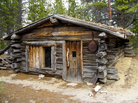 trapper's cabin Log Cabin Rustic, Small Log Cabin, Cabin Tiny House, Hunting Cabin, Tiny Cabins, Cabin Living, Little Cabin, Log Cabin Homes, Tiny House Cabin