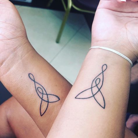 Fiona Sinnapen on Instagram: “FINALLY got this tattoo done with the Woman who has given me life. 👩‍👧🙌🏼 The Celtic mother-daughter knot #tattoonumber4 #motherdaughter…” Petite Mother Daughter Tattoos, Celtic Daughter Tattoo, Viking Mother Tattoo, Infinity Mother Daughter Tattoo, Mother Daughter Witch Tattoo, Celtic Symbol For Mother And Daughter, Mother Step Daughter Tattoos, Spiritual Mother Daughter Tattoos, Mother Daughter Tattoos Celtic