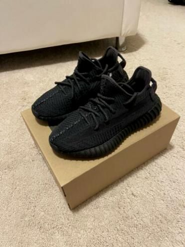 Yezzy Shoes Women, Yeezy Shoes Outfit, Black Yeezys, Yeezy 350 Shoes, Reflective Shoes, Trendy Shoes Sneakers, Mode Zara, All Black Shoes, Pretty Shoes Sneakers