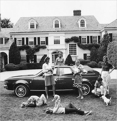 slim aarons. Slim Aarons Photos, Family Art Print, Preppy Life, Grosse Pointe, Slim Aarons, Family Frames, Georgian Homes, Family Art, Old Money Aesthetic