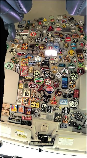 Inside Car Roof Decorations, Pins On Car Ceiling, Cool Car Interior Ideas Diy, Patches On Car Roof, Car Headliner Decoration, Cool Interior Car Ideas, Patches On Car Ceiling, Punk Car Decor, Cool Car Decorations