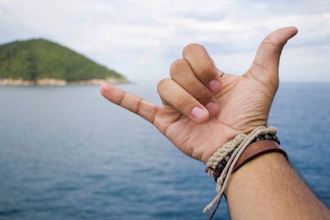 The shaka hand gesture is the symbol made by holding the hand in a loose fist and extending the thumb and pinky finger with the back of the hand facing Shaka Meaning, Hawaiian Words, Hawaiian Phrases, Oahu Things To Do, Hawaiian Quotes, Shaka Hand, Hawaiian Language, Maui Photos, Shaka Sign