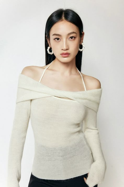 Experience elegance and versatility with our Off-Shoulder Ribbed Long Sleeve Halter-Neck Sweater Top, the ultimate addition to your modern wardrobe. Crafted with a blend of polyamide fiber, wool, and alpaca hair, this sweater offers a soft touch and a gentle drape that accentuates your silhouette. The unique off-should Off The Shoulder Top Outfit, Modern Wardrobe, Urban Wear, Women Hoodies Sweatshirts, Knitwear Tops, Off Shoulder Tops, Layered Look, Neck Designs, Halter Neck