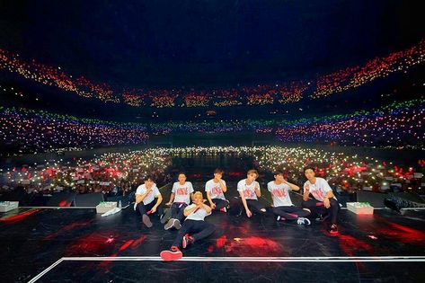 iKON♡ Bts Concert Wallpaper, Concert Wallpaper, Bts Laptop Wallpaper, Bts Wallpaper Desktop, Funny Morning Pictures, Concert Pictures, Iconic Celebrities, Zero Wallpaper, Bts Group Picture