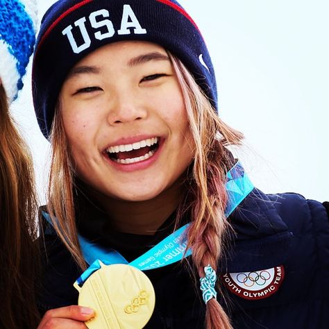 Image may contain: 1 person, smiling, hat and closeup Chloe Kim Hair, Kim Hair, Sports Athletes, Chloe Kim, Artists And Models, Usa Olympics, Snowboarding Outfit, Free Falling, Olympic Team