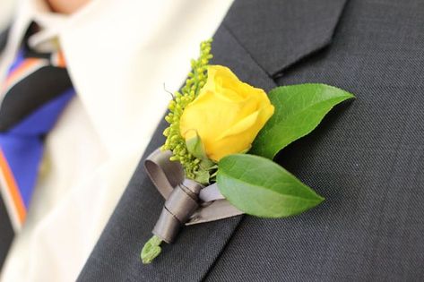 For formal occasions like weddings and proms, the well-dressed gentleman's ensemble is not complete without a [boutonniere](http://www.ehow.com/how_17568_make-boutonniere-wedding.html). Diy Wrist Corsage, Simple Boutonniere, Diy Boutonniere, How To Tie Ribbon, Flower Chandelier, Corsage And Boutonniere, Corsage Prom, Popular Flowers, Prom Flowers