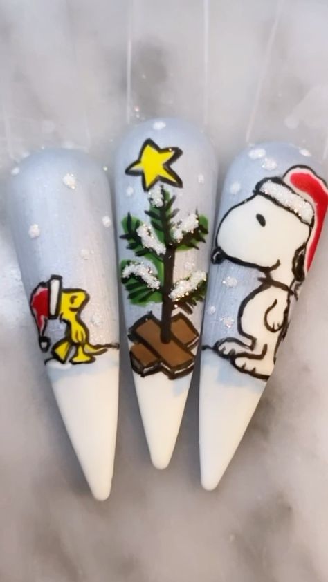 uniquelee_mee on Instagram: How cute is this? ☺️#Woodstock and #snoopy #holiday #holidayseason #holidaynails #holidaynails💅 #holidaynailart #snoopynails… Charlie Brown Nail Art, Charlie Brown Nails Christmas, Christmas Nails Drawing, Christmas Nails Funky, Christmas Character Nail Art, Peanuts Christmas Nails, Christmas Story Nails, Christmas Cartoon Nails, Charlie Brown Thanksgiving Nails