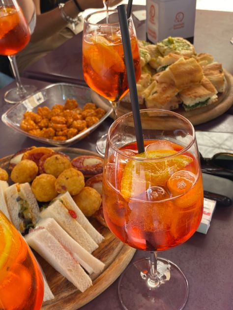 Aperitivo Aesthetic, Aperol Spritz Aesthetic, Aperitivo Bar, Healthy Fitness Meals, Fancy Drinks, Aperol Spritz, Breakfast For Dinner, Cocktail Drinks, Bon Appetit