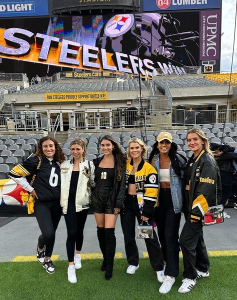 Steeler Game Outfit Woman, Steelers Jersey Outfit Woman, Steelers Football Game Outfit, Baltimore Ravens Game Day Outfit, Saints Game Day Outfit New Orleans, Trendy Football Game Outfits, Casual Superbowl Outfit, Gameday Outfit Nfl, Nfl Tailgate Outfit