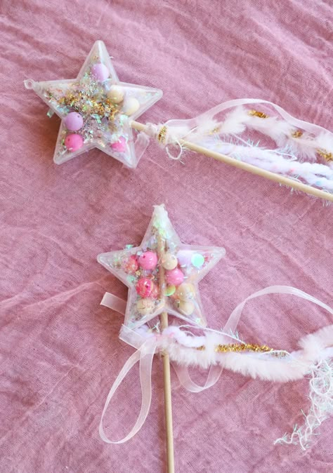 Unicorn Wands Diy, Butterfly Wands Diy, Diy Felt Wand, Felt Wands Diy, Princess Wands Diy, Diy Fairy Costume Kids, Fairy Wand Craft, Witch Harry Potter, Felt Wands