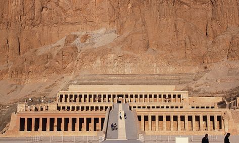 Architecture du Nouvel Empire - Le Temple Egyptien Temple Of Hatshepsut, Cairo Citadel, Egypt Tourism, Desert Camping, Camping Under The Stars, Places In Egypt, Kemet Egypt, Nile Cruise, Sea Adventure