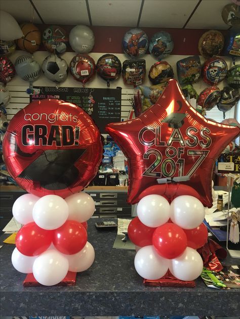 Graduation Display Table, Graduation Party Table Centerpieces, Balloon Graduation, Diy Graduation Decorations, Graduation Party Pictures, Graduation Party Table, Trunk Party, Outdoor Graduation Parties, Senior Graduation Party