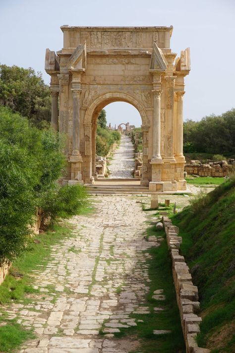 Leptis Magna: UNESCO World Heritage Roman-era city in Libya https://imgur.com/a/tacGU Leptis Magna, Roman Arch, African Architecture, Roman Roads, History Architecture, Roman Era, Adventure Landscape, Books Reference, Classical Antiquity