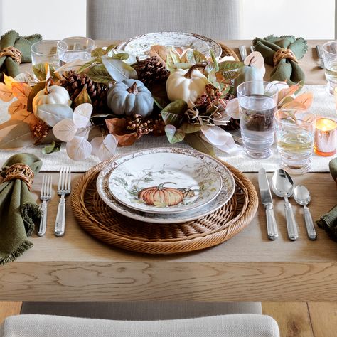 Fall Tablescapes Elegant, Fall Table Settings Autumn, Thanksgiving Decorations Table Setting, Modern Thanksgiving Table, Fall Dining Table Decor, Pumpkin Dinner, Thanksgiving Dinnerware, Harvest Garden, Fall Dining Table