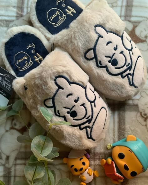 Winnie The Pooh Slippers, Winnie The Pooh Things, Princess Nursery Theme, Winnie The Pooh Decor, Angel Baby Shower, Winnie The Pooh Nursery, Disney Cups, Bear Slippers, Winnie The Pooh Plush