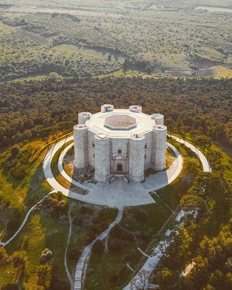 European Castles, Regions Of Italy, Puglia Italy, Roman Emperor, Medieval Castle, Sea Level, Historic Buildings, Puglia, Sicily