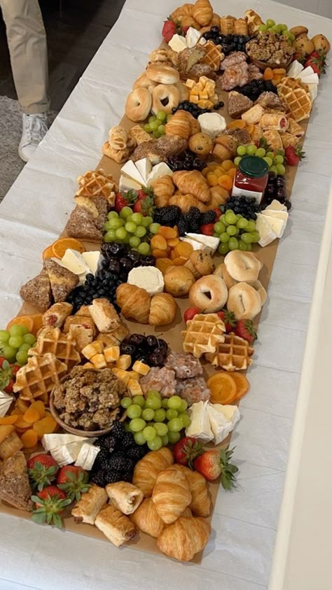 thecharcuteriemama on Instagram: Build a #BRUNCH flat lay with me!☺️ #thecharcuteriemama Breakfast Grazing Platter, Breakfast Party Ideas Buffet, Brunch Party Ideas Food, Brunch Spread Table, Brunch Buffet Menu Ideas, Brunch Charcuterie Table, Brunch Platter Ideas, Brunch Spread Ideas, Brunch Platters