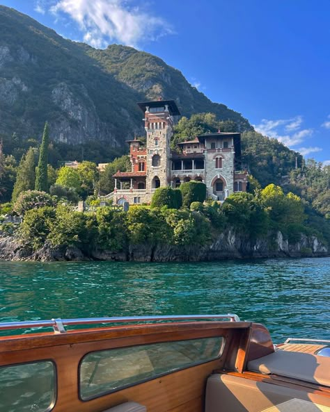 Lake como boat day Lake Como Castle, Lake Como Old Money, Lake Como Boat Tour, Lake Como Boat, Boat Day, Dream Mansion, Places In Italy, Italian Summer, Dream Lifestyle