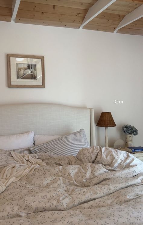 Cozy Apartment Decor Bedroom, European Cottage Bedroom, Neutral Room Colors, Nancy Meyers Bedroom Aesthetic, Bedding Colour Scheme, Simple Apartment Aesthetic, Neutral Cozy Bedroom, Neutral Bedroom Aesthetic, Bedroom Mantle