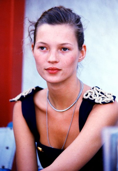 Kate Moss rocking decorative shoulders backstage in the early ‘90s // #Celebrity #Throwback Eyebrow Trends, Kate Moss 90s, Fashion Guys, Kate Moss Style, Queen Kate, Carolyn Murphy, Miss Moss, Belle Silhouette, Sharon Tate