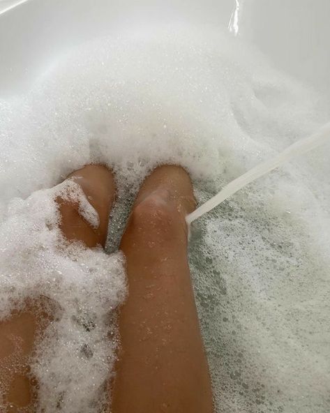 #selfcare #skincare #haircare Bath Aesthetic, Care Aesthetic, Vogue Beauty, Cozy Aesthetic, Aesthetic Pics, Lazy Days, Jolie Photo, Photo Op, White Aesthetic