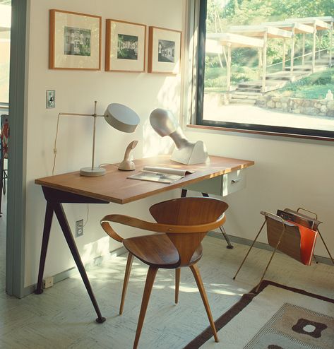 Study Mid Century Modern, Mid Modern Century Bedroom, Unique Desk Ideas, Desk Area In Bedroom, Mid Century Office Ideas, Mid Century Modern Office Design, Modern Leather Chair, Mid Century Office, Mid Century Modern Office