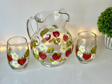 Hand painted strawberries glass pitcher set. Listing is for a choice from different options:  - pitcher only (95.5 oz )  - 2 butterfly stemless glasses only (16.5 oz)  In case any of the options are sold out, please don't hesitate to message me since I may still be able to offer them. Serve wine or sangria, make lemonade, enjoy entertaining. Painted pitcher set with strawberries all around, makes a great summer addition for that special someone in your life. Great wedding gift, also wonderful ho Pitcher Painting Ideas, Hand Painted Wine Glasses Diy, Painted Stemless Wine Glasses, Painted Strawberries, Lemonade Water, Diy Wine Glasses Painted, Glass Drawing, Painted Pitcher, Glasses Ideas