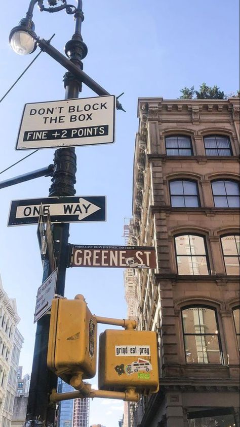 New York Streets Aesthetic, Kota New York, New York Street Sign, New York Streets At Night, School Core, New York City Streets At Night, Nyc Dream, Nyc Architecture, New York Traffic Light