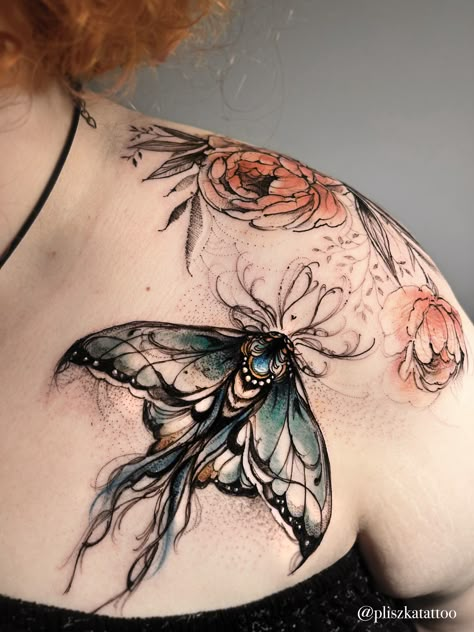 Goth Tatoos, Underbust Tattoo, Aura Tattoos, Hummingbird Tattoo Ideas, Lunar Moth Tattoo, Tattoo Papillon, Flower Tats, Luna Moth Tattoo, Sternum Tattoos