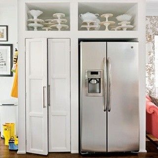 Fridge next to pantry door Creative Cabinet, Built In Pantry, Above Cabinets, Cottage Style Kitchen, Kitchen Diy Makeover, Kitchen Pantry Cabinets, Kitchen Redo, Kitchen On A Budget, Trendy Kitchen