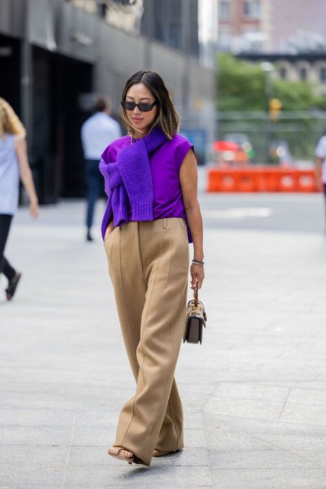 Purple Trousers Outfit, Brown Trousers Outfit, Trousers Street Style, Outfits Lookbook, Mode Purple, Khakis Outfit, Camel Outfit, Country Summer Outfit, Beige Outfit