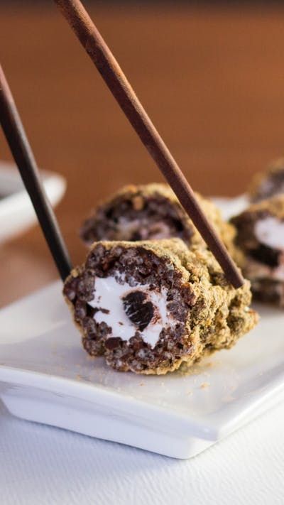 Recipe with video instructions: Dessert is s'more fun with chopsticks! Ingredients: 2 tablespoons unsalted butter, 1 tablespoon cocoa powder, 1/2 cup mini marshmallows, 2 cups rice cereal, 1 cup marshmallow fluff, 1 package graham crackers, 1/2 cup semisweet chocolate chips, 1/4 cup heavy cream Fruit Sushi, Arepas Recipe, Candy Sushi, Dessert Sushi, Smores Dessert, Smore Recipes, Avocado Dessert, Fresh Fruit Recipes, Marshmallow Treats