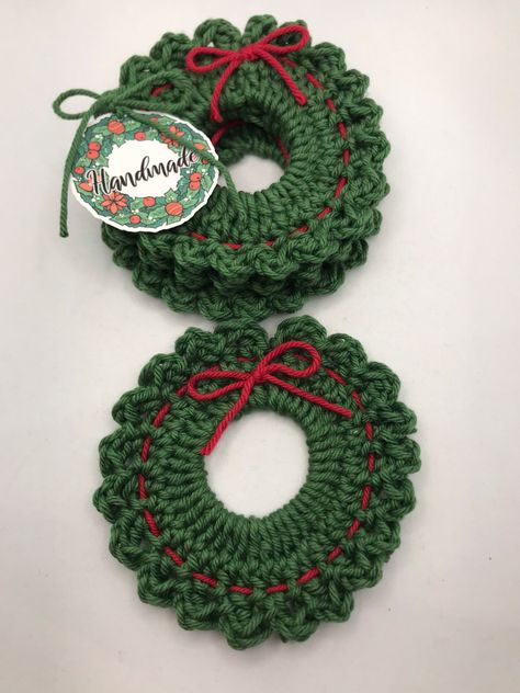 This is a set of 4 Christmas Wreath crochet coasters.   These 4 wreath coasters are decorative in color and great for home decor look for Christmas. They are crochet using cotton yarn. They are great for hot and cold beverages. These are handmade using cotton blend in a smoke and pet free home.  Hand wash coasters to not ruin the red bow. Green Coasters Crochet, Crochet Christmas Tree Coaster, Small Crochet Gifts Christmas, Christmas Crochet Headband, Crochet Gift Christmas, Winter Crochet Decor, Simple Crochet Christmas Gifts, Red Christmas Wreath Ideas, Quick Christmas Crochet Patterns